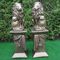 Lwy na postumentach złote